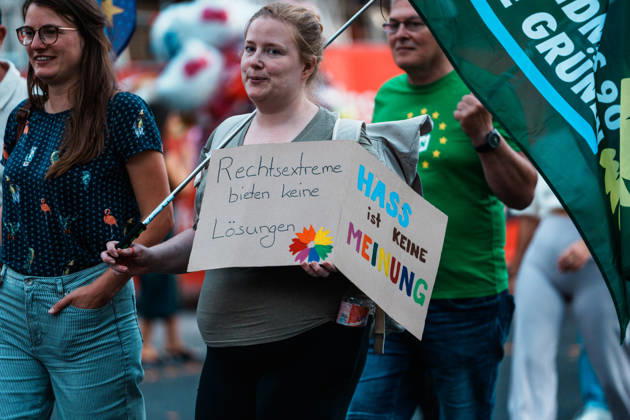 Deutschland, Aachen (Elisenbrunnen): Demo mit Tausenden Menschen am Tag nach der Landtagswahl in Sachsen - Anhalt, Demonstration, Protest, Anti - AfD, Anti - Faschismus, Schilder, Banner, Transparente, Flaggen, Menschenmenge, Demozug, Hass ist keine Meinung, Grüne Copyright: xThiemoxRudolphx