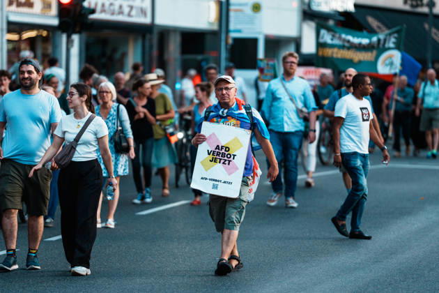 Deutschland, Aachen (Krämerstraße): Demo mit Tausenden Menschen am Tag nach der Landtagswahl in Sachsen - Anhalt, Demonstration, Protest, Anti - AfD, Anti - Faschismus, Schilder, Banner, Transparente, Flaggen, Menschenmenge, Demozug, AfD - Verbot jetzt, Verbotsverfahren Copyright: xThiemoxRudolphx