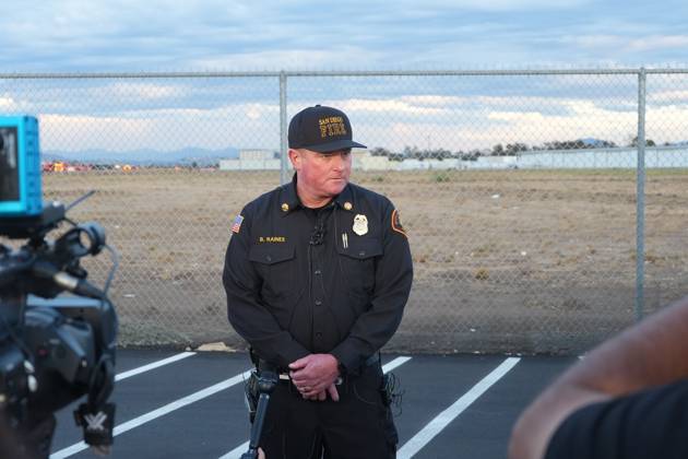 September 7, 2026, San Diego, California, United States: San Diego Fire-Rescue Deputy Fire Chief Brian Raines speaks to news media after the plane crashes at the runway..A small plane crashes and catches fire on the runway at Montgomery-Gibbs Executive Airport in Kearny Mesa of San Diego. Two people are killed in the crash, which is reported at about 5:20 p.m., according to San Diego police and fire-rescue officials. The Federal Aviation Administration temporarily close the airport as crews work at the scene and investigators begin determining the cause of the crash. San Diego United States - ZUMAs197 20260907_aaa_s197_593 Copyright: xWaixLeexMichaelxHox