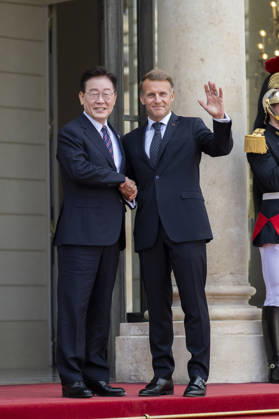 President Macron Welcomes South Korean President Lee Jae Myung - Paris France s President Emmanuel Macron welcomes South Korea s President Lee Jae Myung ahead of a bilateral lunch meeting at the Elysee Presidential Palace, in Paris on September 8, 2026.Photo by Eliot Blondet ABACAPRESS.COM Paris France France  Copyright: xBlondetxEliot ABACAx