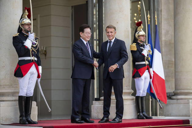 President Macron Welcomes South Korean President Lee Jae Myung - Paris France s President Emmanuel Macron welcomes South Korea s President Lee Jae Myung ahead of a bilateral lunch meeting at the Elysee Presidential Palace, in Paris on September 8, 2026.Photo by Eliot Blondet ABACAPRESS.COM Paris France France  Copyright: xBlondetxEliot ABACAx