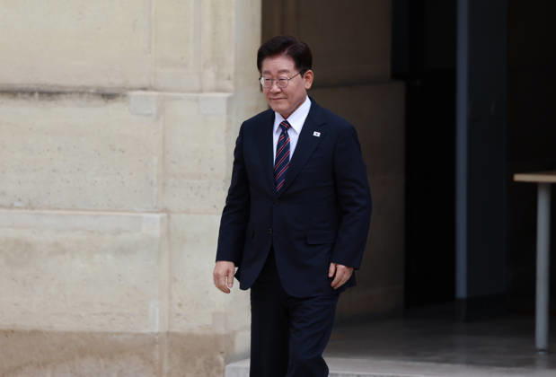 Emmanuel Macron recÌßoit Mr LEE Jae Myung, PreÌsident de la ReÌpublique de CoreÌe Emmanuel Macron recoit Mr LEE Jae Myung, PrÃ sident de la RÃ publique de CorÃ e dans le cadre d une visite d Etat au Palais de l ElysÃ e Ã Paris, le 8 septembre 2026. French President, Emmanuel Macron welcomed Mr. LEE Jae Myung, President of the Republic of Korea, during a state visit to the ElysÃ e Palace in Paris on September 8, 2026.  Copyright: xFabricexChasseryx