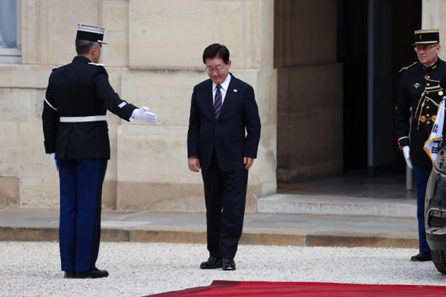 Emmanuel Macron recÌßoit Mr LEE Jae Myung, PreÌsident de la ReÌpublique de CoreÌe Emmanuel Macron recoit Mr LEE Jae Myung, PrÃ sident de la RÃ publique de CorÃ e dans le cadre d une visite d Etat au Palais de l ElysÃ e Ã Paris, le 8 septembre 2026. French President, Emmanuel Macron welcomed Mr. LEE Jae Myung, President of the Republic of Korea, during a state visit to the ElysÃ e Palace in Paris on September 8, 2026.  Copyright: xFabricexChasseryx