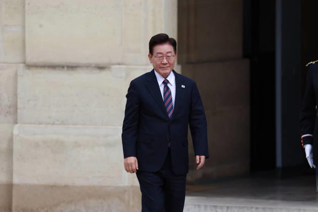 Emmanuel Macron recÌßoit Mr LEE Jae Myung, PreÌsident de la ReÌpublique de CoreÌe Emmanuel Macron recoit Mr LEE Jae Myung, PrÃ sident de la RÃ publique de CorÃ e dans le cadre d une visite d Etat au Palais de l ElysÃ e Ã Paris, le 8 septembre 2026. French President, Emmanuel Macron welcomed Mr. LEE Jae Myung, President of the Republic of Korea, during a state visit to the ElysÃ e Palace in Paris on September 8, 2026.  Copyright: xFabricexChasseryx