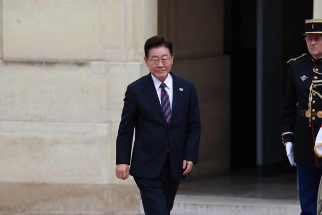 Emmanuel Macron recÌßoit Mr LEE Jae Myung, PreÌsident de la ReÌpublique de CoreÌe Emmanuel Macron recoit Mr LEE Jae Myung, PrÃ sident de la RÃ publique de CorÃ e dans le cadre d une visite d Etat au Palais de l ElysÃ e Ã Paris, le 8 septembre 2026. French President, Emmanuel Macron welcomed Mr. LEE Jae Myung, President of the Republic of Korea, during a state visit to the ElysÃ e Palace in Paris on September 8, 2026.  Copyright: xFabricexChasseryx