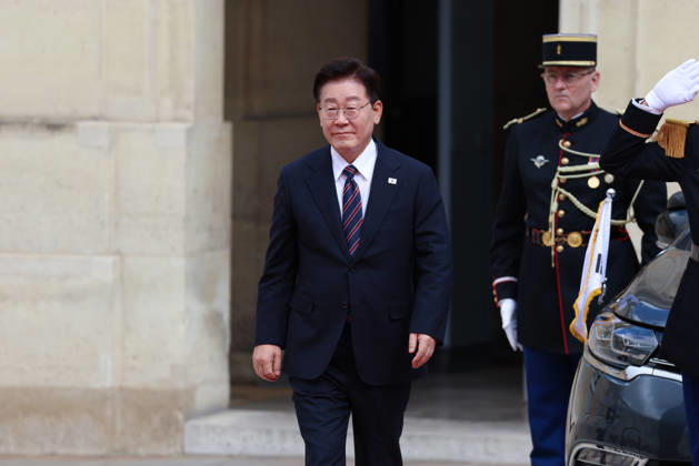 Emmanuel Macron recÌßoit Mr LEE Jae Myung, PreÌsident de la ReÌpublique de CoreÌe Emmanuel Macron recoit Mr LEE Jae Myung, PrÃ sident de la RÃ publique de CorÃ e dans le cadre d une visite d Etat au Palais de l ElysÃ e Ã Paris, le 8 septembre 2026. French President, Emmanuel Macron welcomed Mr. LEE Jae Myung, President of the Republic of Korea, during a state visit to the ElysÃ e Palace in Paris on September 8, 2026.  Copyright: xFabricexChasseryx