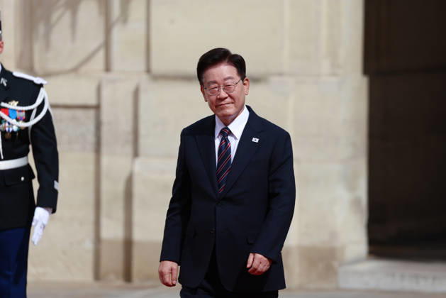Emmanuel Macron recÌßoit Mr LEE Jae Myung, PreÌsident de la ReÌpublique de CoreÌe Emmanuel Macron recoit Mr LEE Jae Myung, PrÃ sident de la RÃ publique de CorÃ e dans le cadre d une visite d Etat au Palais de l ElysÃ e Ã Paris, le 8 septembre 2026. French President, Emmanuel Macron welcomed Mr. LEE Jae Myung, President of the Republic of Korea, during a state visit to the ElysÃ e Palace in Paris on September 8, 2026.  Copyright: xFabricexChasseryx