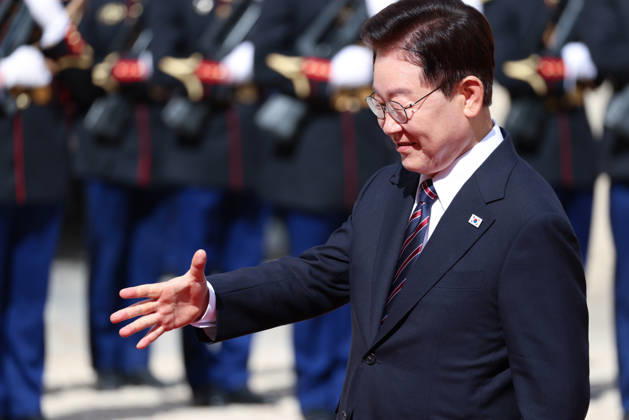 Emmanuel Macron recÌßoit Mr LEE Jae Myung, PreÌsident de la ReÌpublique de CoreÌe Emmanuel Macron recoit Mr LEE Jae Myung, PrÃ sident de la RÃ publique de CorÃ e dans le cadre d une visite d Etat au Palais de l ElysÃ e Ã Paris, le 8 septembre 2026. French President, Emmanuel Macron welcomed Mr. LEE Jae Myung, President of the Republic of Korea, during a state visit to the ElysÃ e Palace in Paris on September 8, 2026.  Copyright: xFabricexChasseryx