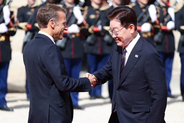 Emmanuel Macron recÌßoit Mr LEE Jae Myung, PreÌsident de la ReÌpublique de CoreÌe Emmanuel Macron recoit Mr LEE Jae Myung, PrÃ sident de la RÃ publique de CorÃ e dans le cadre d une visite d Etat au Palais de l ElysÃ e Ã Paris, le 8 septembre 2026. French President, Emmanuel Macron welcomed Mr. LEE Jae Myung, President of the Republic of Korea, during a state visit to the ElysÃ e Palace in Paris on September 8, 2026.  Copyright: xFabricexChasseryx