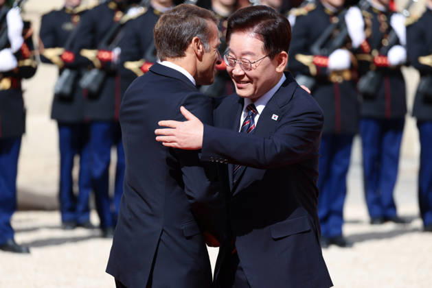 Emmanuel Macron recÌßoit Mr LEE Jae Myung, PreÌsident de la ReÌpublique de CoreÌe Emmanuel Macron recoit Mr LEE Jae Myung, PrÃ sident de la RÃ publique de CorÃ e dans le cadre d une visite d Etat au Palais de l ElysÃ e Ã Paris, le 8 septembre 2026. French President, Emmanuel Macron welcomed Mr. LEE Jae Myung, President of the Republic of Korea, during a state visit to the ElysÃ e Palace in Paris on September 8, 2026.  Copyright: xFabricexChasseryx