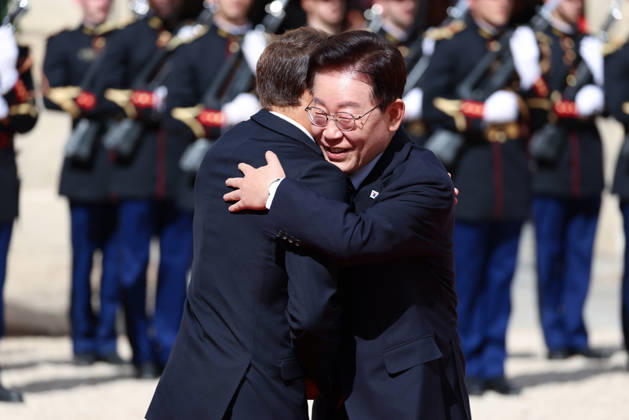 Emmanuel Macron recÌßoit Mr LEE Jae Myung, PreÌsident de la ReÌpublique de CoreÌe Emmanuel Macron recoit Mr LEE Jae Myung, PrÃ sident de la RÃ publique de CorÃ e dans le cadre d une visite d Etat au Palais de l ElysÃ e Ã Paris, le 8 septembre 2026. French President, Emmanuel Macron welcomed Mr. LEE Jae Myung, President of the Republic of Korea, during a state visit to the ElysÃ e Palace in Paris on September 8, 2026.  Copyright: xFabricexChasseryx