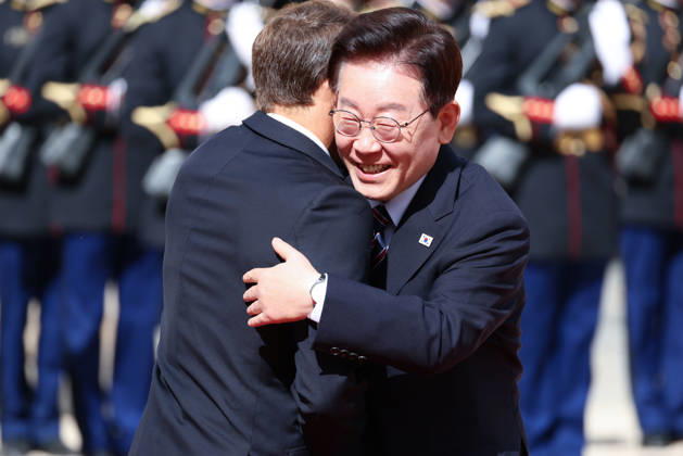 Emmanuel Macron recÌßoit Mr LEE Jae Myung, PreÌsident de la ReÌpublique de CoreÌe Emmanuel Macron recoit Mr LEE Jae Myung, PrÃ sident de la RÃ publique de CorÃ e dans le cadre d une visite d Etat au Palais de l ElysÃ e Ã Paris, le 8 septembre 2026. French President, Emmanuel Macron welcomed Mr. LEE Jae Myung, President of the Republic of Korea, during a state visit to the ElysÃ e Palace in Paris on September 8, 2026.  Copyright: xFabricexChasseryx