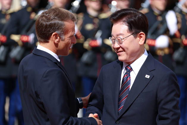 Emmanuel Macron recÌßoit Mr LEE Jae Myung, PreÌsident de la ReÌpublique de CoreÌe Emmanuel Macron recoit Mr LEE Jae Myung, PrÃ sident de la RÃ publique de CorÃ e dans le cadre d une visite d Etat au Palais de l ElysÃ e Ã Paris, le 8 septembre 2026. French President, Emmanuel Macron welcomed Mr. LEE Jae Myung, President of the Republic of Korea, during a state visit to the ElysÃ e Palace in Paris on September 8, 2026.  Copyright: xFabricexChasseryx