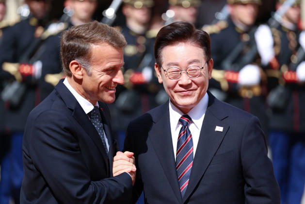 Emmanuel Macron recÌßoit Mr LEE Jae Myung, PreÌsident de la ReÌpublique de CoreÌe Emmanuel Macron recoit Mr LEE Jae Myung, PrÃ sident de la RÃ publique de CorÃ e dans le cadre d une visite d Etat au Palais de l ElysÃ e Ã Paris, le 8 septembre 2026. French President, Emmanuel Macron welcomed Mr. LEE Jae Myung, President of the Republic of Korea, during a state visit to the ElysÃ e Palace in Paris on September 8, 2026.  Copyright: xFabricexChasseryx