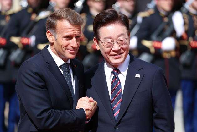 Emmanuel Macron recÌßoit Mr LEE Jae Myung, PreÌsident de la ReÌpublique de CoreÌe Emmanuel Macron recoit Mr LEE Jae Myung, PrÃ sident de la RÃ publique de CorÃ e dans le cadre d une visite d Etat au Palais de l ElysÃ e Ã Paris, le 8 septembre 2026. French President, Emmanuel Macron welcomed Mr. LEE Jae Myung, President of the Republic of Korea, during a state visit to the ElysÃ e Palace in Paris on September 8, 2026.  Copyright: xFabricexChasseryx