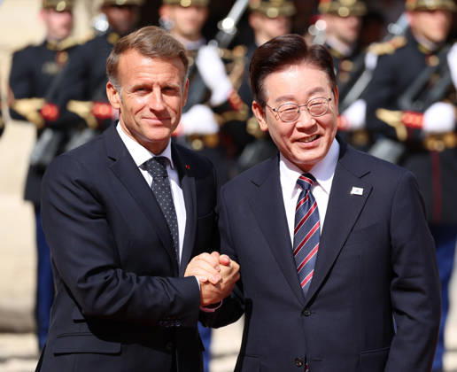 Emmanuel Macron recÌßoit Mr LEE Jae Myung, PreÌsident de la ReÌpublique de CoreÌe Emmanuel Macron recoit Mr LEE Jae Myung, PrÃ sident de la RÃ publique de CorÃ e dans le cadre d une visite d Etat au Palais de l ElysÃ e Ã Paris, le 8 septembre 2026. French President, Emmanuel Macron welcomed Mr. LEE Jae Myung, President of the Republic of Korea, during a state visit to the ElysÃ e Palace in Paris on September 8, 2026.  Copyright: xFabricexChasseryx