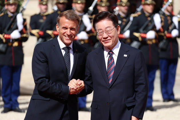 Emmanuel Macron recÌßoit Mr LEE Jae Myung, PreÌsident de la ReÌpublique de CoreÌe Emmanuel Macron recoit Mr LEE Jae Myung, PrÃ sident de la RÃ publique de CorÃ e dans le cadre d une visite d Etat au Palais de l ElysÃ e Ã Paris, le 8 septembre 2026. French President, Emmanuel Macron welcomed Mr. LEE Jae Myung, President of the Republic of Korea, during a state visit to the ElysÃ e Palace in Paris on September 8, 2026.  Copyright: xFabricexChasseryx
