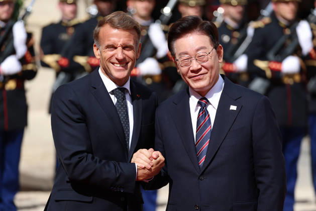 Emmanuel Macron recÌßoit Mr LEE Jae Myung, PreÌsident de la ReÌpublique de CoreÌe Emmanuel Macron recoit Mr LEE Jae Myung, PrÃ sident de la RÃ publique de CorÃ e dans le cadre d une visite d Etat au Palais de l ElysÃ e Ã Paris, le 8 septembre 2026. French President, Emmanuel Macron welcomed Mr. LEE Jae Myung, President of the Republic of Korea, during a state visit to the ElysÃ e Palace in Paris on September 8, 2026.  Copyright: xFabricexChasseryx