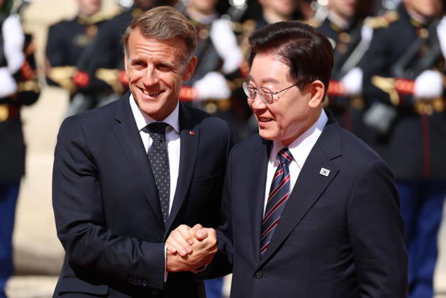 Emmanuel Macron recÌßoit Mr LEE Jae Myung, PreÌsident de la ReÌpublique de CoreÌe Emmanuel Macron recoit Mr LEE Jae Myung, PrÃ sident de la RÃ publique de CorÃ e dans le cadre d une visite d Etat au Palais de l ElysÃ e Ã Paris, le 8 septembre 2026. French President, Emmanuel Macron welcomed Mr. LEE Jae Myung, President of the Republic of Korea, during a state visit to the ElysÃ e Palace in Paris on September 8, 2026.  Copyright: xFabricexChasseryx
