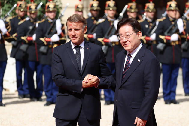 Emmanuel Macron recÌßoit Mr LEE Jae Myung, PreÌsident de la ReÌpublique de CoreÌe Emmanuel Macron recoit Mr LEE Jae Myung, PrÃ sident de la RÃ publique de CorÃ e dans le cadre d une visite d Etat au Palais de l ElysÃ e Ã Paris, le 8 septembre 2026. French President, Emmanuel Macron welcomed Mr. LEE Jae Myung, President of the Republic of Korea, during a state visit to the ElysÃ e Palace in Paris on September 8, 2026.  Copyright: xFabricexChasseryx