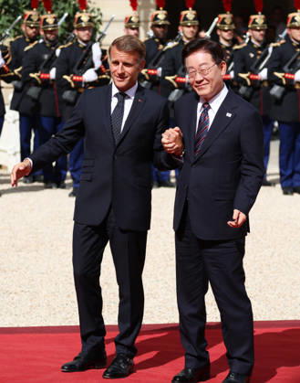 Emmanuel Macron recÌßoit Mr LEE Jae Myung, PreÌsident de la ReÌpublique de CoreÌe Emmanuel Macron recoit Mr LEE Jae Myung, PrÃ sident de la RÃ publique de CorÃ e dans le cadre d une visite d Etat au Palais de l ElysÃ e Ã Paris, le 8 septembre 2026. French President, Emmanuel Macron welcomed Mr. LEE Jae Myung, President of the Republic of Korea, during a state visit to the ElysÃ e Palace in Paris on September 8, 2026.  Copyright: xFabricexChasseryx