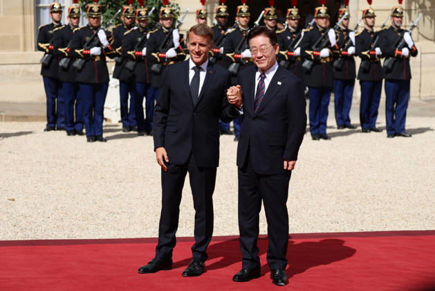 Emmanuel Macron recÌßoit Mr LEE Jae Myung, PreÌsident de la ReÌpublique de CoreÌe Emmanuel Macron recoit Mr LEE Jae Myung, PrÃ sident de la RÃ publique de CorÃ e dans le cadre d une visite d Etat au Palais de l ElysÃ e Ã Paris, le 8 septembre 2026. French President, Emmanuel Macron welcomed Mr. LEE Jae Myung, President of the Republic of Korea, during a state visit to the ElysÃ e Palace in Paris on September 8, 2026.  Copyright: xFabricexChasseryx