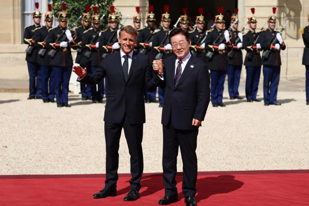 Emmanuel Macron recÌßoit Mr LEE Jae Myung, PreÌsident de la ReÌpublique de CoreÌe Emmanuel Macron recoit Mr LEE Jae Myung, PrÃ sident de la RÃ publique de CorÃ e dans le cadre d une visite d Etat au Palais de l ElysÃ e Ã Paris, le 8 septembre 2026. French President, Emmanuel Macron welcomed Mr. LEE Jae Myung, President of the Republic of Korea, during a state visit to the ElysÃ e Palace in Paris on September 8, 2026.  Copyright: xFabricexChasseryx