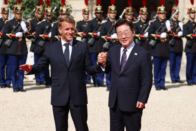 Emmanuel Macron recÌßoit Mr LEE Jae Myung, PreÌsident de la ReÌpublique de CoreÌe Emmanuel Macron recoit Mr LEE Jae Myung, PrÃ sident de la RÃ publique de CorÃ e dans le cadre d une visite d Etat au Palais de l ElysÃ e Ã Paris, le 8 septembre 2026. French President, Emmanuel Macron welcomed Mr. LEE Jae Myung, President of the Republic of Korea, during a state visit to the ElysÃ e Palace in Paris on September 8, 2026.  Copyright: xFabricexChasseryx