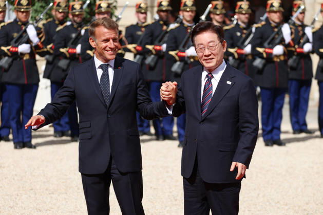 Emmanuel Macron recÌßoit Mr LEE Jae Myung, PreÌsident de la ReÌpublique de CoreÌe Emmanuel Macron recoit Mr LEE Jae Myung, PrÃ sident de la RÃ publique de CorÃ e dans le cadre d une visite d Etat au Palais de l ElysÃ e Ã Paris, le 8 septembre 2026. French President, Emmanuel Macron welcomed Mr. LEE Jae Myung, President of the Republic of Korea, during a state visit to the ElysÃ e Palace in Paris on September 8, 2026.  Copyright: xFabricexChasseryx