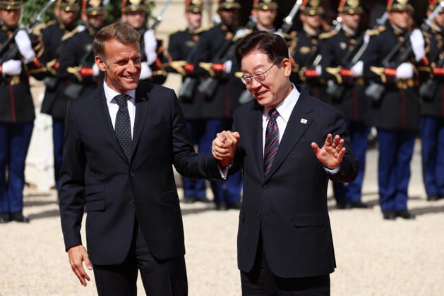 Emmanuel Macron recÌßoit Mr LEE Jae Myung, PreÌsident de la ReÌpublique de CoreÌe Emmanuel Macron recoit Mr LEE Jae Myung, PrÃ sident de la RÃ publique de CorÃ e dans le cadre d une visite d Etat au Palais de l ElysÃ e Ã Paris, le 8 septembre 2026. French President, Emmanuel Macron welcomed Mr. LEE Jae Myung, President of the Republic of Korea, during a state visit to the ElysÃ e Palace in Paris on September 8, 2026.  Copyright: xFabricexChasseryx