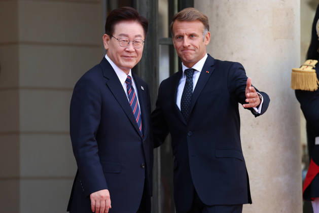 Emmanuel Macron recÌßoit Mr LEE Jae Myung, PreÌsident de la ReÌpublique de CoreÌe Emmanuel Macron recoit Mr LEE Jae Myung, PrÃ sident de la RÃ publique de CorÃ e dans le cadre d une visite d Etat au Palais de l ElysÃ e Ã Paris, le 8 septembre 2026. French President, Emmanuel Macron welcomed Mr. LEE Jae Myung, President of the Republic of Korea, during a state visit to the ElysÃ e Palace in Paris on September 8, 2026.  Copyright: xFabricexChasseryx