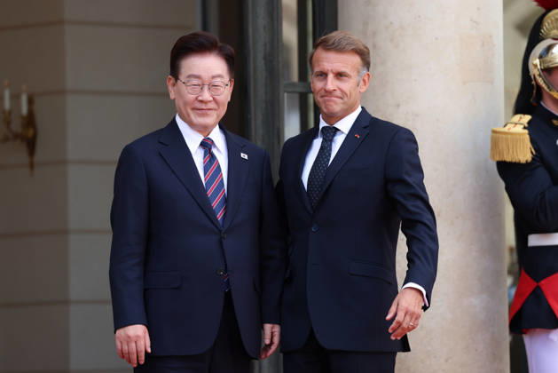 Emmanuel Macron recÌßoit Mr LEE Jae Myung, PreÌsident de la ReÌpublique de CoreÌe Emmanuel Macron recoit Mr LEE Jae Myung, PrÃ sident de la RÃ publique de CorÃ e dans le cadre d une visite d Etat au Palais de l ElysÃ e Ã Paris, le 8 septembre 2026. French President, Emmanuel Macron welcomed Mr. LEE Jae Myung, President of the Republic of Korea, during a state visit to the ElysÃ e Palace in Paris on September 8, 2026.  Copyright: xFabricexChasseryx