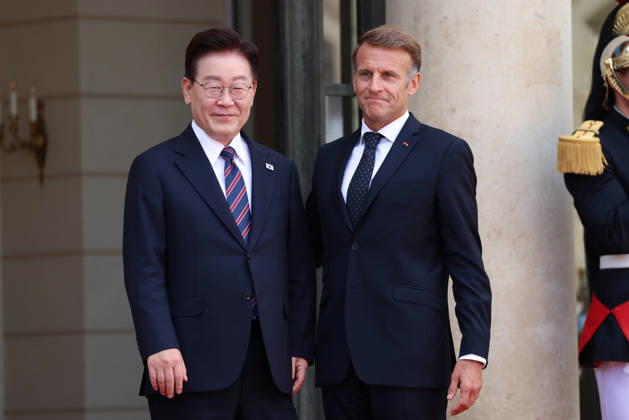 Emmanuel Macron recÌßoit Mr LEE Jae Myung, PreÌsident de la ReÌpublique de CoreÌe Emmanuel Macron recoit Mr LEE Jae Myung, PrÃ sident de la RÃ publique de CorÃ e dans le cadre d une visite d Etat au Palais de l ElysÃ e Ã Paris, le 8 septembre 2026. French President, Emmanuel Macron welcomed Mr. LEE Jae Myung, President of the Republic of Korea, during a state visit to the ElysÃ e Palace in Paris on September 8, 2026.  Copyright: xFabricexChasseryx
