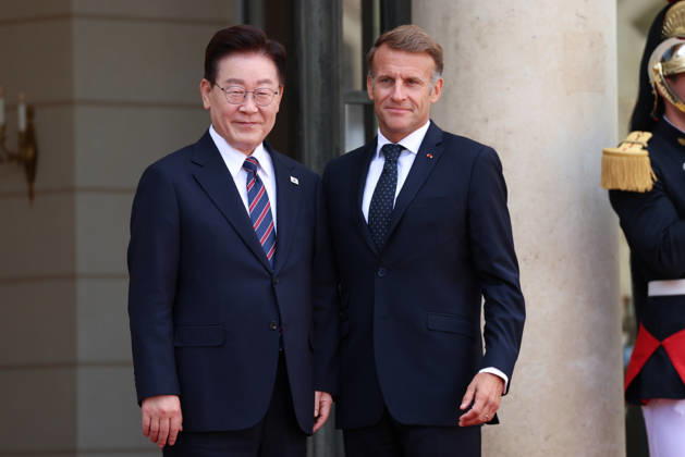 Emmanuel Macron recÌßoit Mr LEE Jae Myung, PreÌsident de la ReÌpublique de CoreÌe Emmanuel Macron recoit Mr LEE Jae Myung, PrÃ sident de la RÃ publique de CorÃ e dans le cadre d une visite d Etat au Palais de l ElysÃ e Ã Paris, le 8 septembre 2026. French President, Emmanuel Macron welcomed Mr. LEE Jae Myung, President of the Republic of Korea, during a state visit to the ElysÃ e Palace in Paris on September 8, 2026.  Copyright: xFabricexChasseryx