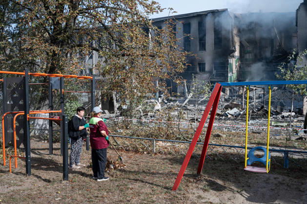 A municipal worker standing in a playground with a rake faces a building damaged by a Russian attack in the Solomianskyi district, Kyiv, Ukraine, September 8, 2026. On Tuesday night, September 8, Russian forces launched another massive strike on the Ukrainian capital with ballistic and cruise missiles, as well as jet UAVs. The attack caused significant damage to civilian infrastructure, residential areas, and business facilities. Three people were killed, and 19 were injured. (Photo by Danylo Antoniuk Ukrinform) Destruction and fires reported across Kyiv districts after Russian attack Copyright: xDanyloxAntoniukx