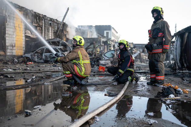 Destruction and fires reported across Kyiv districts after Russian attack State Emergency Service rescue workers extinguish a fire in the Podilskyi district caused by a Russian attack, Kyiv, Ukraine, September 8, 2026. On Tuesday night, September 8, Russian forces launched another massive strike on the Ukrainian capital with ballistic and cruise missiles, as well as jet UAVs. The attack caused significant damage to civilian infrastructure, residential areas, and business facilities. Three people were killed, and 19 were injured., Credit:Danylo Antoniuk Ukrinform Avalon Ukraine, Kyiv Copyright: xDanyloxAntoniukx xUkrinformx xAvalonx 1132499704
