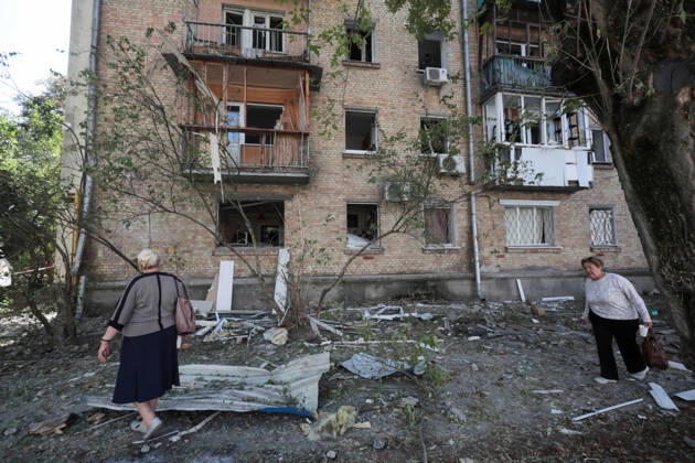 Destruction and fires reported across Kyiv districts after Russian attack Two elderly women walk among the rubble past an apartment block in the Solomianskyi district after a Russian attack, Kyiv, Ukraine, September 8, 2026. On Tuesday night, September 8, Russian forces launched another massive strike on the Ukrainian capital with ballistic and cruise missiles, as well as jet UAVs. The attack caused significant damage to civilian infrastructure, residential areas, and business facilities. Three people were killed, and 19 were injured., Credit:Oleksandr Klymenko Ukrinform Avalon Ukraine, Kyiv Copyright: xOleksandrxKlymenkox xUkrinformx xAvalonx 1132535474