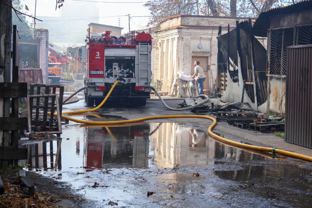 State Emergency Service workers respond to a Russian attack in the Solomianskyi district, Kyiv, Ukraine, September 8, 2026. On Tuesday night, September 8, Russian forces launched another massive strike on the Ukrainian capital with ballistic and cruise missiles, as well as jet UAVs. The attack caused significant damage to civilian infrastructure, residential areas, and business facilities. Three people were killed, and 19 were injured. (Photo by Pavlo Bahmut Ukrinform) Destruction and fires reported across Kyiv districts after Russian attack Copyright: xPavloxBahmutx
