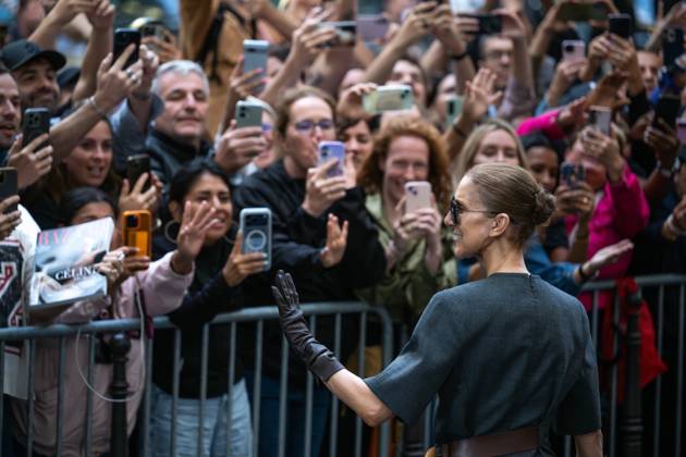 CELINE DION IN PARIS PHOTOPQR OUEST FRANCE Stéphane Geufroi Paris, September 8, 2026 Céline Dion leaves the Royal Monceau in the late afternoon. As usual, she took a few minutes to greet her fans. Paris, September 8, 2026 – Céline Dion leaves the Royal Monceau in the late afternoon. As usual, she took a few minutes to greet her admirers. Paris, France  Copyright: xPHOTOPQR OUESTxFRANCE MAXPPPxStéphanexGeufroix 20260908OFR8236 20260908OFR8236