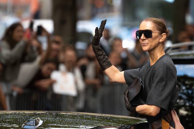 CELINE DION IN PARIS PHOTOPQR OUEST FRANCE Stéphane Geufroi Paris, September 8, 2026 Céline Dion leaves the Royal Monceau in the late afternoon. As usual, she took a few minutes to greet her fans. Paris, September 8, 2026 – Céline Dion leaves the Royal Monceau in the late afternoon. As usual, she took a few minutes to greet her admirers. Paris, France  Copyright: xPHOTOPQR OUESTxFRANCE MAXPPPxStéphanexGeufroix 20260908OFR8237 20260908OFR8237