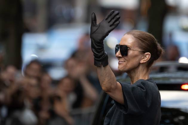 CELINE DION IN PARIS PHOTOPQR OUEST FRANCE Stéphane Geufroi Paris, September 8, 2026 Céline Dion leaves the Royal Monceau in the late afternoon. As usual, she took a few minutes to greet her fans. Paris, September 8, 2026 – Céline Dion leaves the Royal Monceau in the late afternoon. As usual, she took a few minutes to greet her admirers in Paris, France  Copyright: xPHOTOPQR OUESTxFRANCE MAXPPPxStéphanexGeufroix 20260908OFR8280 20260908OFR8280