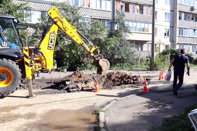 Destruction and fires reported across Kyiv districts after Russian attack An excavator digs a hole in the street near an apartment block in the Solomianskyi district in a Russian attack, Kyiv, Ukraine, September 8, 2026. On Tuesday night, September 8, Russian forces launched another massive strike on the Ukrainian capital with ballistic and cruise missiles, as well as jet UAVs. The attack caused significant damage to civilian infrastructure, residential areas, and business facilities. Three people were killed, and 19 were injured., Credit:Pavlo Bahmut Ukrinform Avalon Ukraine, Kyiv Copyright: xPavloxBahmutx xUkrinformx xAvalonx 1132550688
