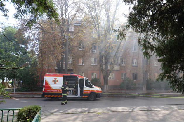 Destruction and fires reported across Kyiv districts after Russian attack A State Emergency Service worker stands by a van in a street during a response effort to a Russian attack in the Solomianskyi district, Kyiv, Ukraine, September 8, 2026. On Tuesday night, September 8, Russian forces launched another massive strike on the Ukrainian capital with ballistic and cruise missiles, as well as jet UAVs. The attack caused significant damage to civilian infrastructure, residential areas, and business facilities. Three people were killed, and 19 were injured., Credit:Pavlo Bahmut Ukrinform Avalon Ukraine, Kyiv Copyright: xPavloxBahmutx xUkrinformx xAvalonx 1132550752