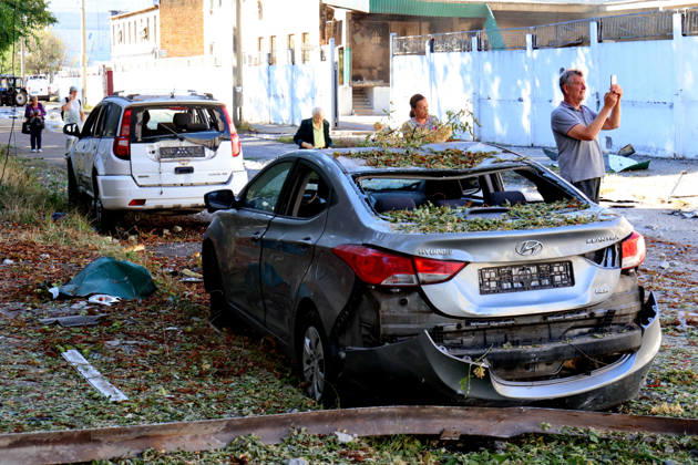 Destruction and fires reported across Kyiv districts after Russian attack People stand in the street by cars damaged by a Russian attack in the Solomianskyi district, Kyiv, Ukraine, September 8, 2026. On Tuesday night, September 8, Russian forces launched another massive strike on the Ukrainian capital with ballistic and cruise missiles, as well as jet UAVs. The attack caused significant damage to civilian infrastructure, residential areas, and business facilities. Three people were killed, and 19 were injured., Credit:Pavlo Bahmut Ukrinform Avalon Ukraine, Kyiv Copyright: xPavloxBahmutx xUkrinformx xAvalonx 1132550759
