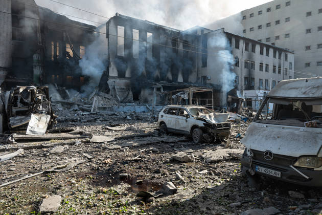 Destruction and fires reported across Kyiv districts after Russian attack Damaged cars are left outside a building shrouded in smoke after a Russian attack in the Solomianskyi district, Kyiv, Ukraine, on September 8, 2026. On Tuesday night, September 8, Russian forces launched a strike on the Ukrainian capital with ballistic and cruise missiles, as well as jet UAVs. The attack caused damage to civilian infrastructure, residential areas, and business facilities. Three people were killed, and 19 were injured. Kyiv Ukraine Copyright: xDanyloxAntoniukx originalFilename: ukrinform-destruct260908_npbI6.jpg