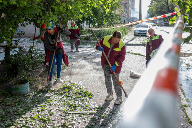 Destruction and fires reported across Kyiv districts after Russian attack Municipal workers rake and sweep glass shards, branches and garbage from a street in the Solomianskyi district after a Russian attack, Kyiv, Ukraine, on September 8, 2026. On Tuesday night, September 8, Russian forces launched a strike on the Ukrainian capital with ballistic and cruise missiles, as well as jet UAVs. The attack caused damage to civilian infrastructure, residential areas, and business facilities. Three people were killed, and 19 were injured. Kyiv Ukraine Copyright: xDanyloxAntoniukx originalFilename: ukrinform-destruct260908_npnqF.jpg