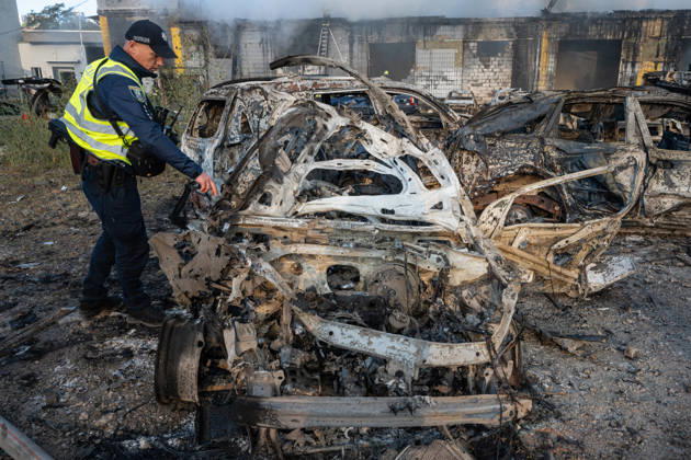 Destruction and fires reported across Kyiv districts after Russian attack A law enforcement officer examines a burnt-out car at a parking lot in the Podilskyi district of Kyiv, Ukraine, on September 8, 2026, following a Russian attack. On the night of September 8, Russian forces launched a strike on the Ukrainian capital using ballistic and cruise missiles and jet unmanned aerial vehicles. The attack caused damage to civilian infrastructure, residential areas, and business facilities. Three people were killed, and 19 were injured. Kyiv Ukraine  Copyright: xDanyloxAntoniukx originalFilename: ukrinform-destruct260908_npurA.jpg