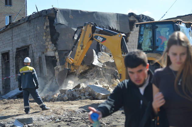 Destruction and fires reported across Kyiv districts after Russian attack An employee of an electric company watches a backhoe loader remove rubble as young people walk past in the Solomianskyi district of Kyiv, Ukraine, on September 8, 2026. Russian forces launched a strike on the Ukrainian capital with ballistic and cruise missiles and jet UAVs on the night of September 8. The attack damaged civilian infrastructure, residential areas, and business facilities, killing three people and injuring 19. Kyiv Ukraine  Copyright: xDanyloxAntoniukx originalFilename: ukrinform-destruct260908_nptVF.jpg