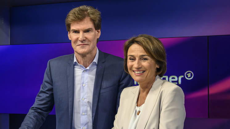 v.l. Carsten Maschmeyer (Unternehmer) mit Sandra Maischberger, GER, Berlin, Studio, zu Gast bei Maischberger, politische Talkshow, TV, Format, mit Moderatorin Sandra Maischberger, Das Erste, aus Adlershof Am Studio 20, 08.09.2026, Copyright: HMBxMedia UwexKoch