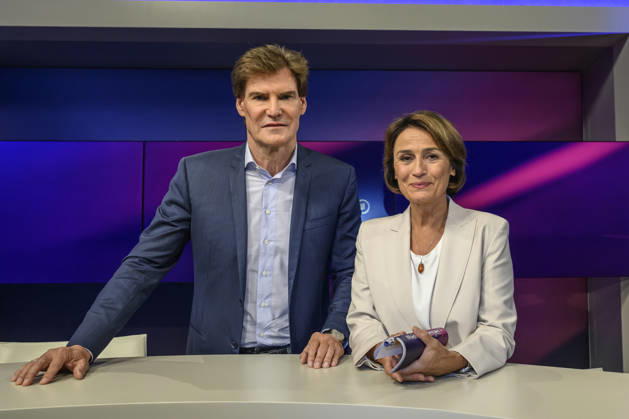 v.l. Carsten Maschmeyer (Unternehmer) mit Sandra Maischberger, GER, Berlin, Studio, zu Gast bei Maischberger, politische Talkshow, TV, Format, mit Moderatorin Sandra Maischberger, Das Erste, aus Adlershof Am Studio 20, 08.09.2026, Copyright: HMBxMedia UwexKoch